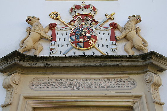 Das Wappen von Franziska Christine von Pfalz-Sulzbach über dem Schlosseingang. Schloss Borbeck, ©ruhrtropolis.de