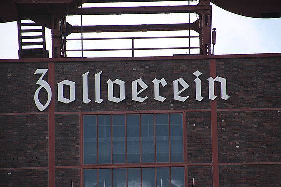 Schriftzug auf dem Gebäude unterm Förderturm, Zeche Zollverein. ©ruhrtropolis.de